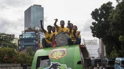 Pemain Bhayangkara FC merayakan gelar juara Liga 1 dengan konvoi dari Lapangan Bhayangkara menuju PTIK, Jakarta, Selasa (12/12/2017). Polri memberikan penghargaan kepada pemain dan official Bhayangkara FC. (Bola.com/Vitalis Yogi Trisna)