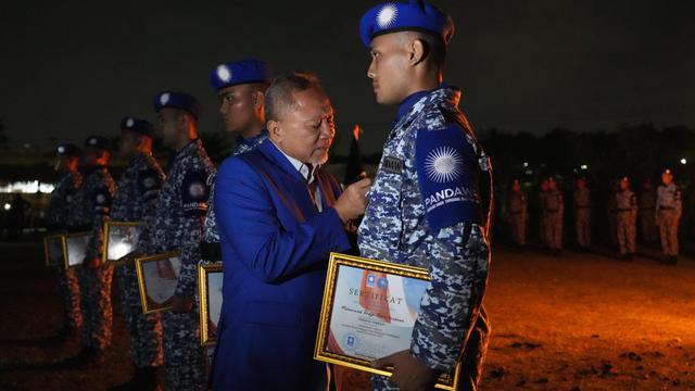 Ketua Umum PAN Zulkifli Hasan (Zulhas) usai melantik 500 peserta PANdawa Batch 1 di Bojongsari, Kota Depok, Jawa Barat (29/1/2025).