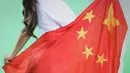 Sesi pemotretan yang dilakukan mantan bintang film dewasa asal Jepang, Maria Ozawa dengan membawa bendera China. Hingga saat ini, unggahan Miyabi sudah dikomentari lebih dari seribu orang dan disukai lebih dari 16 ribu orang. (instagram.com/maria.ozawa)