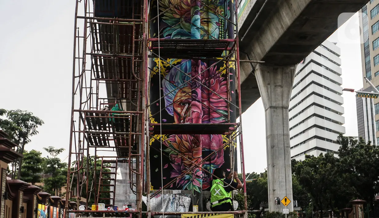 Seniman melukis tiang jalan layang di kawasan Lapangan Bhayangkara, Mabes Polri, Jakarta, selasa (2/11/2021). Selama ini seni mural kurang mendapatkan tempat di fasilitas-fasilitas umum dan Pembuatan Mural ini bagian dalam rangka Bhayangkara Mural Festival 2021. (Liputan6.com/Johan Tallo)