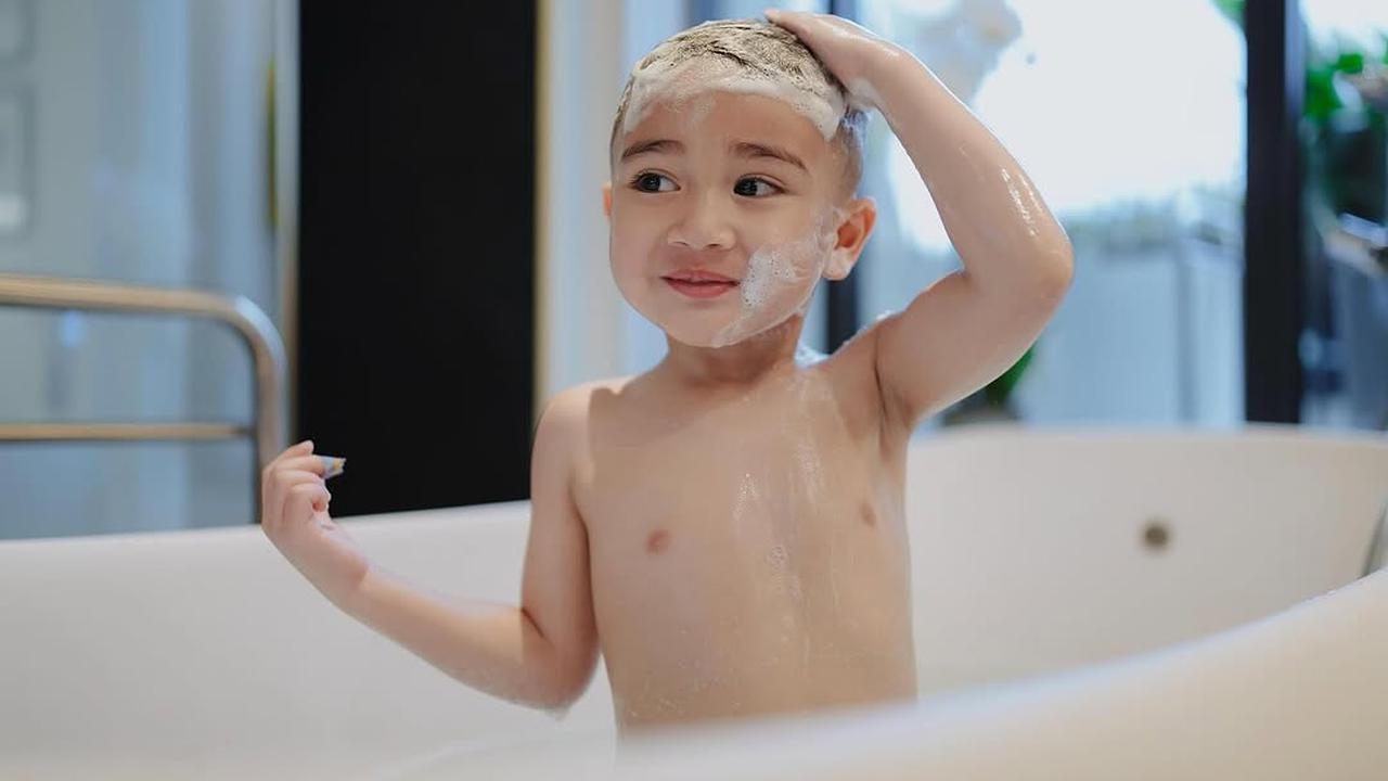 Potret Rayyanza Mandi di Bathtub Saat Liburan, Netizen Heboh: Masih Kecil Tapi Gantengnya Kelewatan