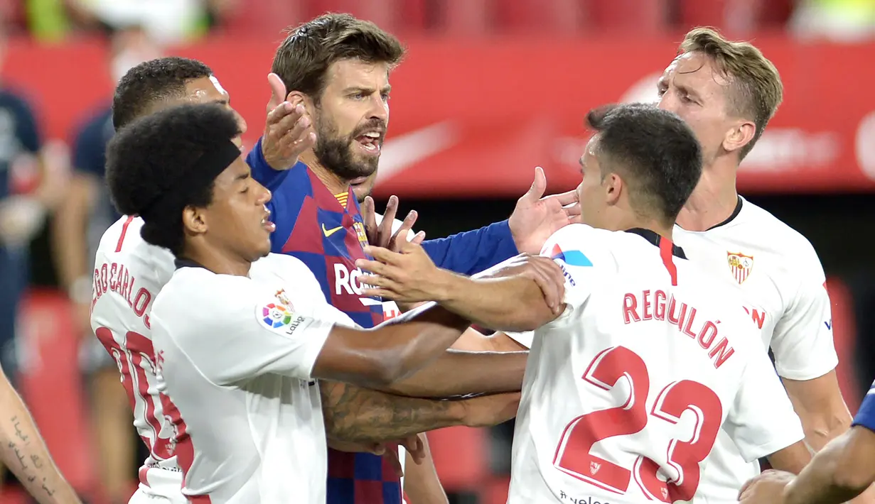 Sevilla. Sevilla menjadi klub yang paling sering dikalahkan Gerard Pique di Liga Spanyol saat berseragam Barcelona. Dari total 25 laga, Barcelona dibawanya menang 18 kali, imbang 6 kali dan hanya menelan 1 kekalahan. Kemenangan terbesar atas Sevilla terjadi dengan skor 5-0 pada pekan ke-9 musim 2010/2011. Total ia menyumbang 1 gol dan 1 assist dari 25 laga kontra Sevilla. (AFP/Cristina Quicler)