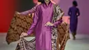 Putri Pare Setiawati merilis koleksi batik bernuansa warna Lembayung. Koleksi batiknya dipadukan dengan model unggulan Kebaya Tra Tumpang beraksen lengan tanpa kerung. [Foto: Document/JFW]