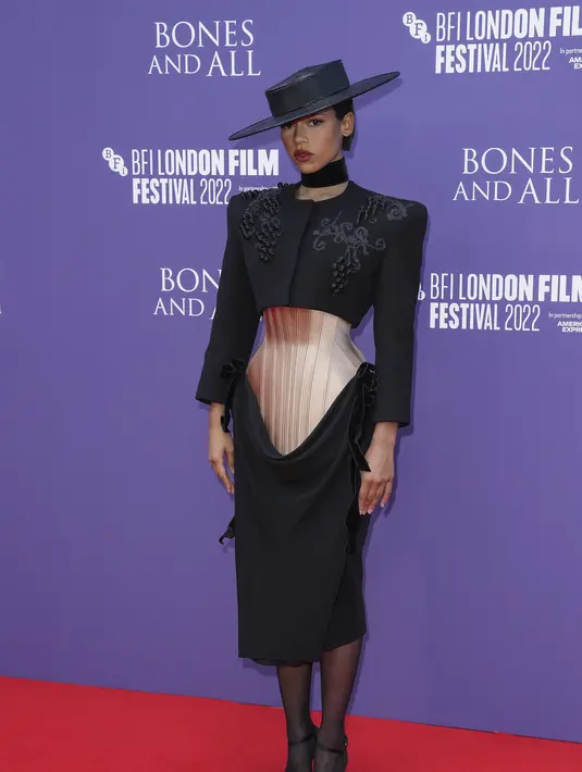 Taylor Russell berpose untuk para fotografer setibanya di pemutaran perdana film 'Bones and All' dalam Festival Film London BFI 2022 di London, Sabtu, 8 Oktober 2022. Di film ini, Taylor berperan sebagai kekasih kanibalisme Lee dan Maren Yearly yang memulai perjalanan melintasi Amerika era Reagan. (Photo by Scott Garfitt/Invision/AP)
