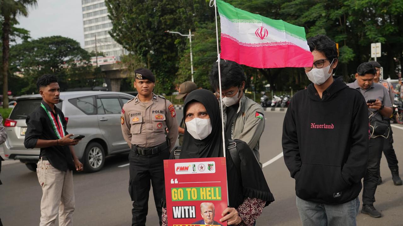 FOTO: Mahasiswa Gelar Aksi di Depan Kedubes AS Tolak Dukungan Board of Peace dan Kecam Serangan ke Iran