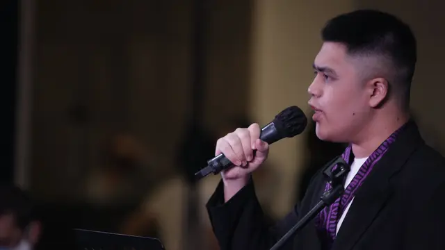 Penyanyi jazz muda Alonzo Brata diiringi East Slide Jazz Initiative pimpinan Nial Djuliarso tampil di International Jazz Day.