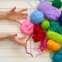 ilustrasi cara membuat gelang dengan benang wol/Kostikova Natalia/shutterstock