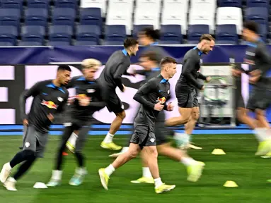 Penyerang Leipzig, Dani Olmo (tengah) saat sesi latihan menjelang pertandingan sepak bola leg kedua babak 16 besar Liga Champions melawan Real Madrid di Stadion Santiago Bernabeu, Madrid, 5 Maret 2024. (JAVIER SORIANO/AFP)