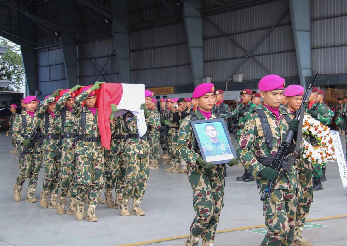 FOTO: Korps Marinir Lepas Jenazah Prajurit Gugur Secara Militer