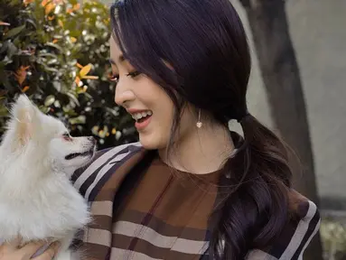 Anjing berbulu putih nan lucu ini merupakan peliharaan Natasha Wilona. Anjing milik Natasha Wilona ini ia dapatkan ketika masih berusia 2 bulan. Meski diberi oleh penggemarnya, Natasha Wilona nampak totalitas dalam mengurus anjingnya. (Liputan6.com/IG/@natashawilona12)