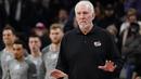 Saat laga usai, Popovich langsung diberi selamat oleh para pemainnya dan juga pemain lawan. Namun ia lebih memilih berjalan ke terowongan dan masuk ruang ganti. (AP Photo/Eric Gay)