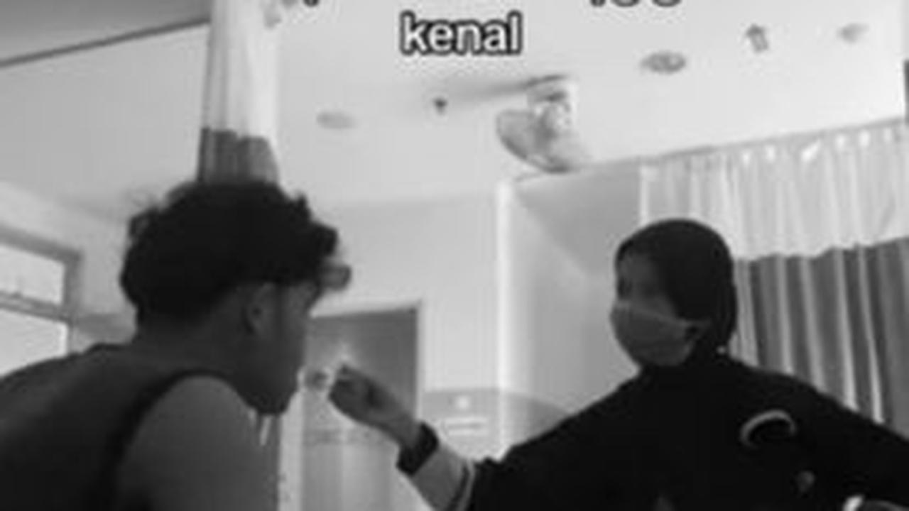 Siapa sangka, Ibu-Ibu tadi langsung berinisiatif menyuapi pria ini. "Ibu suapin ya," ujar Ibu-Ibu ini. <br>