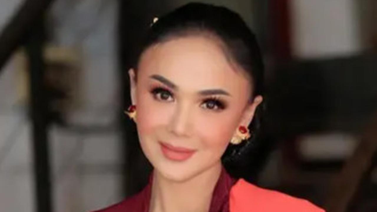 Model Batik dan Kebaya ala Yuni Shara