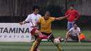 Tantan (kanan) dan Ryuji Utomo berebut bola dalam salah satu pertandingan Trofeo Charity Match. (Bola.com/Arief Bagus)