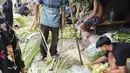 Penjualan kulit ketupat dari daun kelapa muda mengalami peningkatan permintaan. (Liputan6.com/Angga Yuniar)