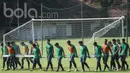 Para pemain Timnas Indonesia U-22 mengangkat gawang saat latihan di Lapangan SPH Karawaci, Banten, Kamis (20/4/2017). (Bola.com/Vitalis Yogi Trisna)