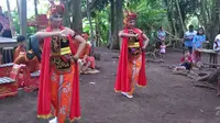 Osing, salah satu suku di Jawa yang konon nenek moyang mereka menolak perkembangan agama yang beredar saat itu. 