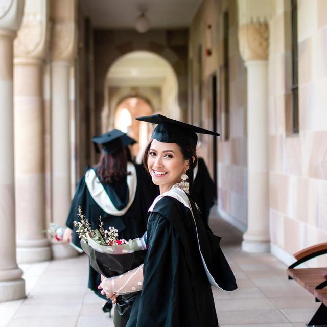 Fokus Pendidikan, Ini 6 Potret Laras 'Koki Cilik' yang Kini Telah Lulus Kuliah