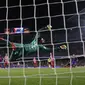 Kiper Atletico, Miguel Angel Moya mencoba menghalau bola sepakan pemain Barcelona pada leg kedua semifinal Copa del Rey semifinal di Camp Nou stadium, Barcelona (7/2/2017). Barcelona bermain imbang 1-1. (AP/Manu Fernandez)