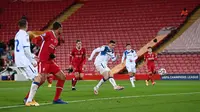 Pemain Atalanta, Robin Gosen saat mencetak gol ke gawang Liverpool pada ajang Liga Champions 2020/2021, Kamis (26/11/20202) dini hari WIB. (Laurence Griffiths / POOL / AFP)