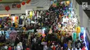 Suasana di pasar Tanah Abang, Jakarta, Minggu (26/5/2019). Jelang lebaran masyarakat mulai memadati pusat perbelanjaan untuk membeli kebutuhan saat Hari Raya Idul Fitri. (Liputan6.com/Angga Yuniar)
