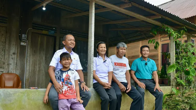 Bahlil Nyalakan Harapan: Program Merdeka dari Kegelapan Terangi Pelosok Negeri