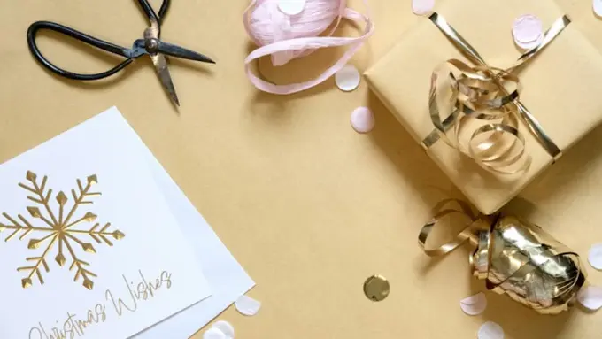 Contoh kartu ucapan untuk Natal (Photo by Jess Bailey on Unsplash)