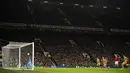 Penjaga gawang Manchester United, David de Gea gagal menghalau tendangan penalti penyerang Barcelona selama pertandingan leg kedua playoff Liga Europa stadion Old Trafford di Manchester, Inggris, Jumat (24/2/2023). Manchester menang tipis atas Barcelona dengan skor 2-1. (AP Photo/Dave Thompson)