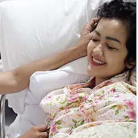 Persahabatan di uji saat ketika kita sedang kesusahan. Begitu juga dengan persahabatan Ruben Onsu dan Julia Perez. Seperti diketahui, selama Jupe sakit, Ruben begitu menunjukkan perhatiannya pada sahabatnya tersebut. (Instagram/ruben_onsu)