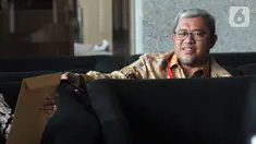 Mantan Gubernur Jawa Barat Ahmad Heryawan (Aher) menunggu panggilan penyidik akan menjalani pemeriksaan di Gedung KPK, Jakarta, Jumat (4/10/2019). Aher diperiksa sebagai saksi untuk tersangka Sekretaris Daerah (Sekda) Jawa Barat Iwa Karniwa. (merdeka.com/Dwi Narwoko)