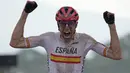 David Valero Serrano dari Spanyol bereaksi saat dirinya memenangkan medali perunggu selama kompetisi sepeda gunung lintas negara putra di Olimpiade Musim Panas 2020, Senin, 26 Juli 2021, di Izu, Jepang. (AP/Christophe Ena)