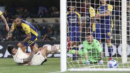 Di laga tersebut, Tonali tampil paling menonjol dibandingkan pemain AC Milan lainnya. Ia juga tercatat mampu melesatkan dua dari tiga gol Rossoneri ke gawang Hellas Verona. (LaPresse via AP/Paola Garbuio)