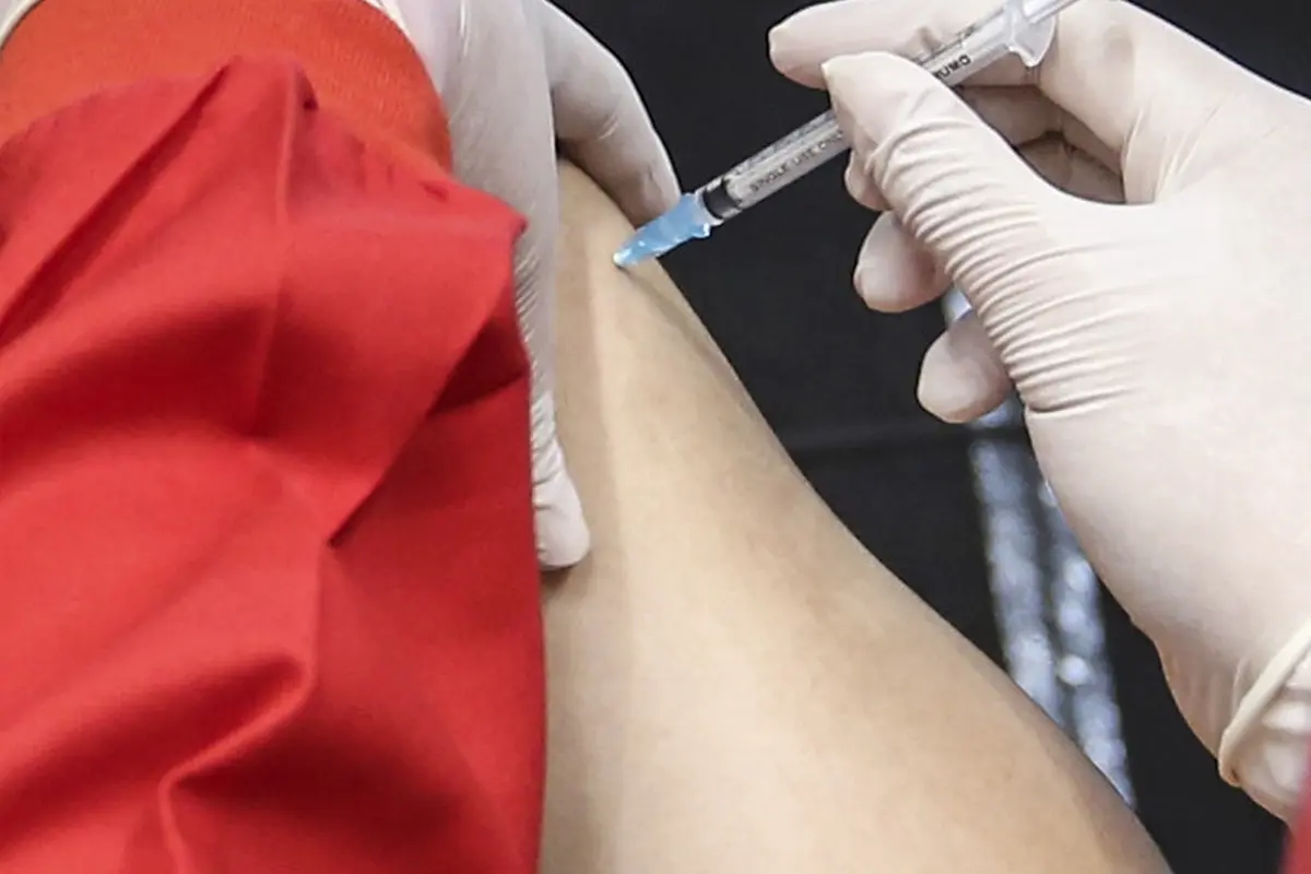 FOTO: Ribuan Tenaga Kesehatan Jalani Vaksinasi Dosis Pertama Secara Massal