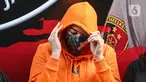 Artis Catherine Wilson dihadirkan sebagai tersangka saat pengungkapan kasus narkoba di Polda Metro Jaya,  Sabtu (18/7/2020). Catherine menjadi tersangka penyalahgunaan narkoba usai di tangkap petugas di rumahnya dengan barang bukti 2 gram sabu. (Liputan6.com/Faizal Fanani)