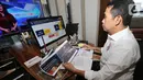 Anggota DPR Komisi XI Bidang Keuangan & Perbankan Kamrussamad dalam Rapat Dengar Pendapat (RDP) ruang kerjanya di Jakarta, Senin (6/4/2020). RDP membahas kondisi perekonomian di tengah pandemi Corona Covid-19. (Liputan6.com/HO/Bon)