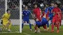 Pemain Italia U-20, Matteo Prati (tengah bawah), berusaha menjebol gawang Korea Selatan U-20 dalam pertandingan semifinal Piala Dunia U-20 2023 yang digelar di Estadio Unico Diego Maradona, La Plata, Jumat (9/6/2023) pagi WIB. (AP Photo/Ricardo Mazalan)