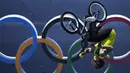 Logan Martin dari Australia beraksi di depan logo Olimpiade dalam final gaya bebas BMX putra pada Olimpiade Musim Panas 2020 di Tokyo (1/8/2021). Logo berbentuk lima buah cincin berbeda warna itu melambangkan hubungan antara lima benua dan pertemuan atlet dari seluruh dunia. (AP Photo/Ben Curtis)