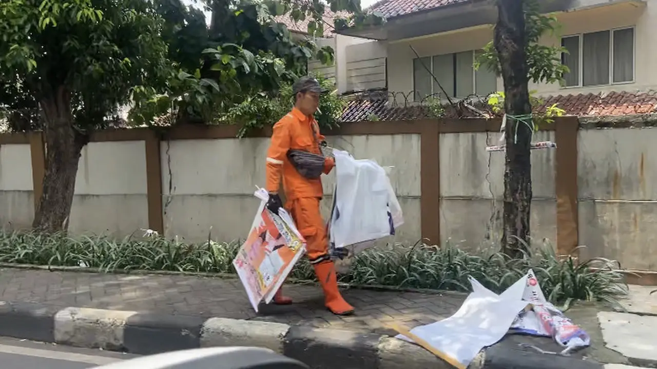 Memasuki hari tenang Pemilihan Umum atau Pemilu 2024, sejumlah pasukan oranye tampak membersihkan deretan poster peserta Pemilu 2024 di sejumlah kawasan di Jakarta.