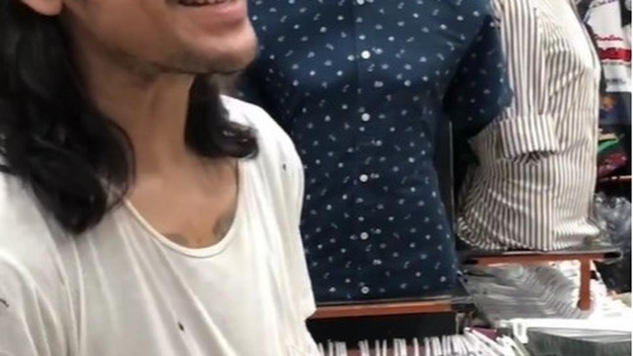 Potret Ello Vokalis Band Dewa 19 Thrifting di Pasar Baru Pakai Kaos Oblong Bolong-Bolong, Tetap Ganteng Meski Tampil Lusuh