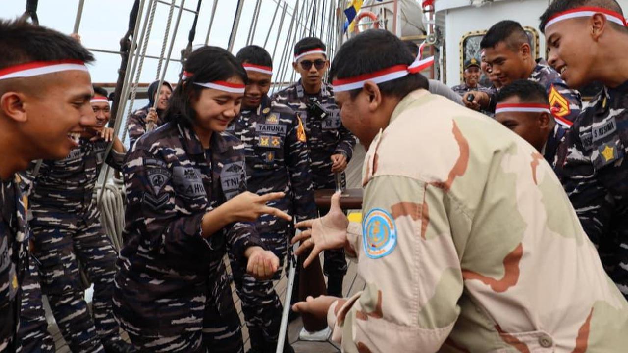 KRI Bima Suci Gelar Berbagai Lomba Meriahkan Kemerdekaan RI ke-80