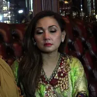 Olivia Nathania tak kuasa menahan air mata, ketika menceritakan kisahnya kehilangan anak kembar yang lahir prematur.