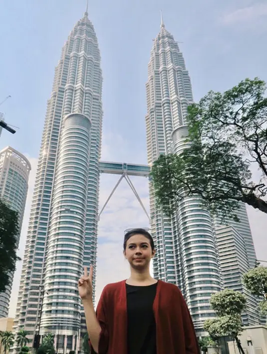 "Ya ada kalanya hangout sama temen yang jomblo dan komunitas jomblo. Yaudah kalau kelar syuting tapi masih macet yaudah hangout dideket lokasi syuting, gue suka telponin temen-temen gitu," tandas Yuki Kato. (Instagram/yukikt)