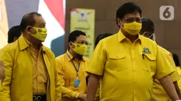 Ketum Partai Golkar Airlangga Hartarto saat menghadiri bimbingan teknis pilkada serentak 2020 di Jakarta, Minggu (30/8/2020). Bimbingan teknis membahas sosialisasi peraturan perundang undangan dalam rangka pilkada serentak tahun 2020. (Liputan6.com/Johan Tallo)