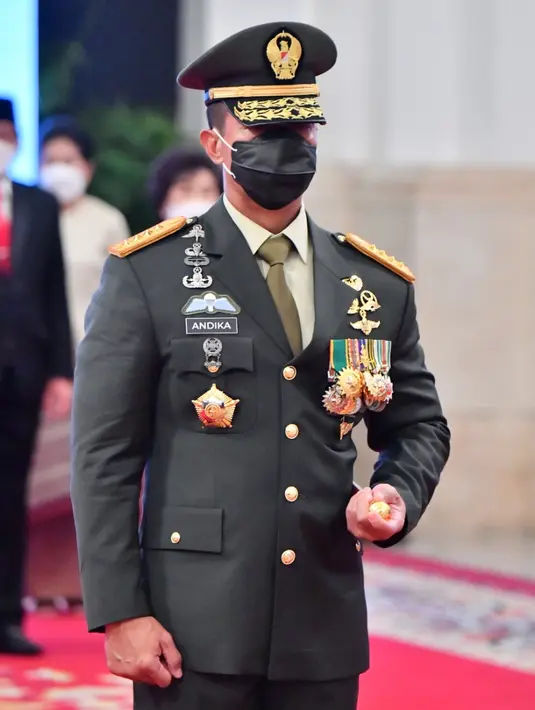 Panglima TNI yang baru Jenderal TNI Andika Perkasa menghadiri pelantikan dirinya di Istana Negara, Rabu (17/11/2021). Posisi Jenderal Andika Perkasa sebagai KSAD digantikan oleh Letjen Dudung Abdurachman.. (Foto: Agus Suparto/Biro Sekretariat Kepresidenan)