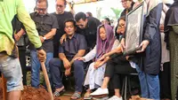 Isak tangis mengiri prosesi pemakaman Nomo Koeswoyo di TPU Jeruk Purut, Jakarta Selatan Kamis (16/3/2023) siang. Seperti diketahui, ayah Chica Koeswoyo itu meninggal dunia di Magelang Jawa Tengah pada Rabu (15/3/2023) pukul 19.30 WIB. [Foto; Adrian Putra/Fimela.com]