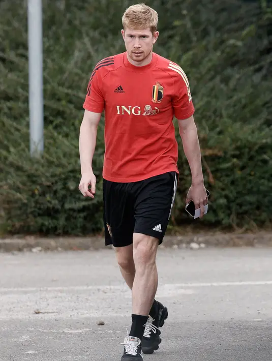 Gelandang Belgia Kevin De Bruyne tiba untuk mengikuti sesi latihan tim di Tubize (5/10/2021). Belgia akan bertanding melawan Prancis pada semifinal UEFA Nations League di Allianz Stadium. (AFP/Belga/Virginie Lefeour)