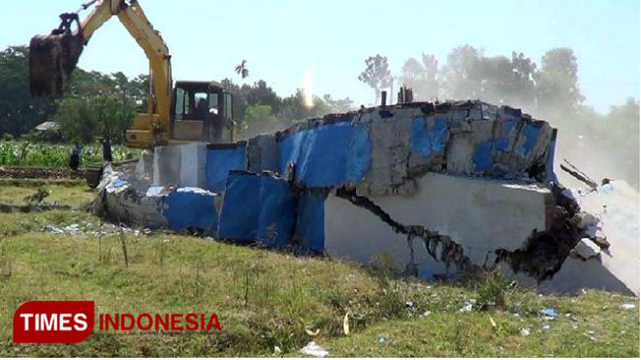 Batu Nisan Raksasa di Probolinggo Akhirnya Dibongkar