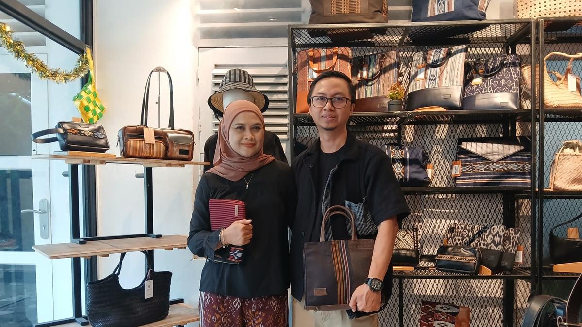 Couplepreneur Ini Pede Kenalkan Lurik Asli Jogja, Sukses Sulap Kain Tradisional Jadi Fashion Kekinian