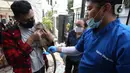 Petugas memeriksa seekor monyet saat melakukan vaksinasi antirabies terhadap hewan peliharaan di Kelurahan Rawa Jati, Jakarta, Sabtu (7/11/2020). Pemberian vaksin gratis tersebut untuk menghindari dan mengantisipasi penyebaran penyakit rabies kepada hewan peliharaan. (merdeka.com/Imam Buhori)