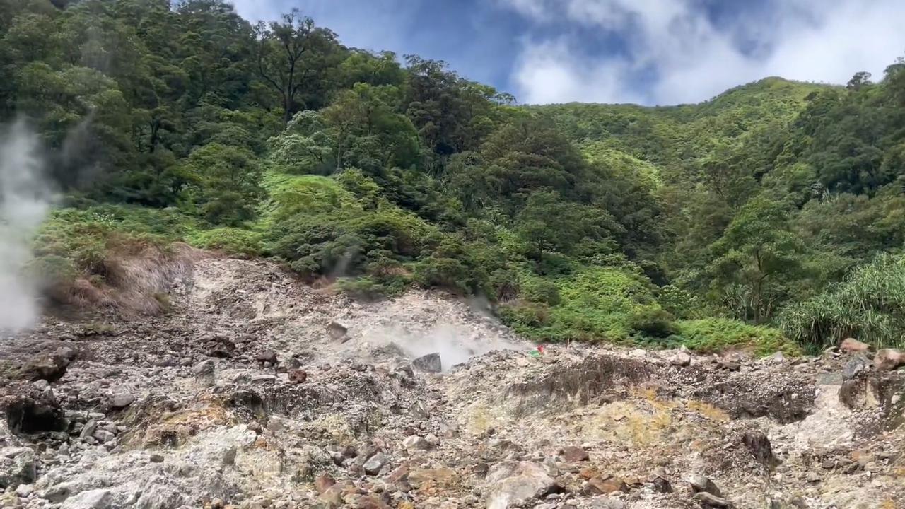 Dijuluki 'Ciwideynya Pandeglang', Intip Daya Tarik Kawah Putih Gunung Pulosari yang Lagi Hits